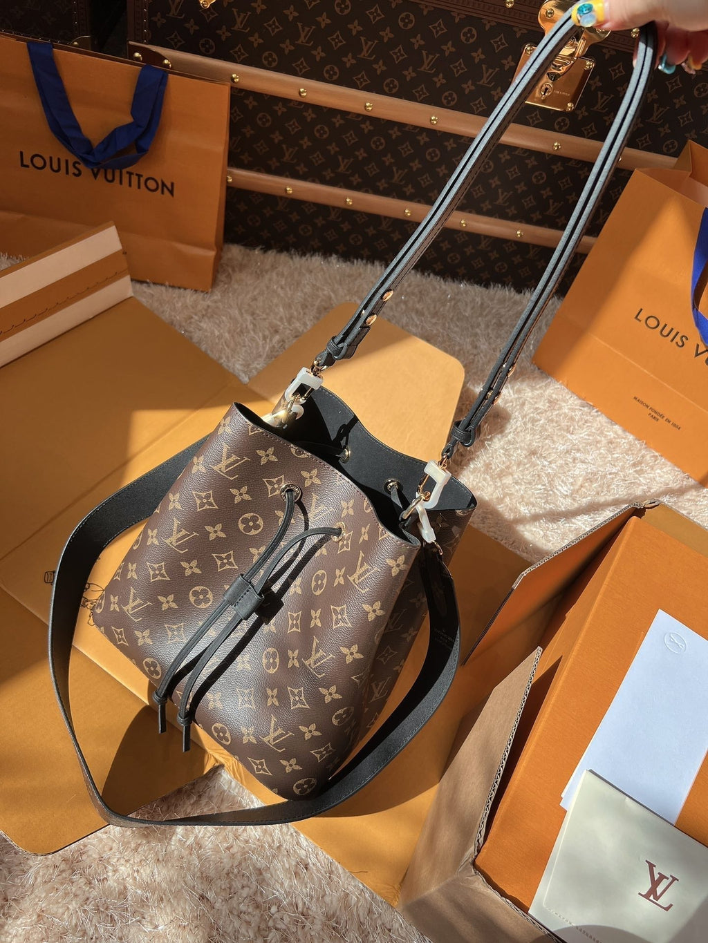 LV NeoNoé Monogram Canvas Bucket Shoulder Bag with Leather Trim and Adjustable Strap 26 cm