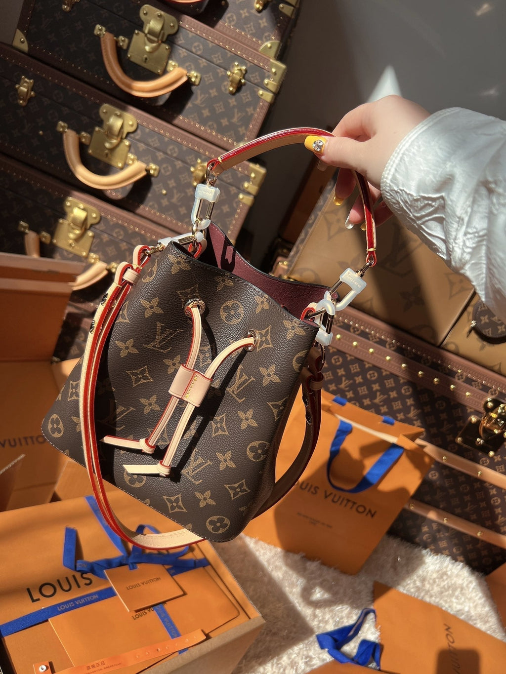 LV NeoNoé Monogram Canvas Bucket Bag with Leather Trim and Shoulder Strap (20 x 21 x 13) cm