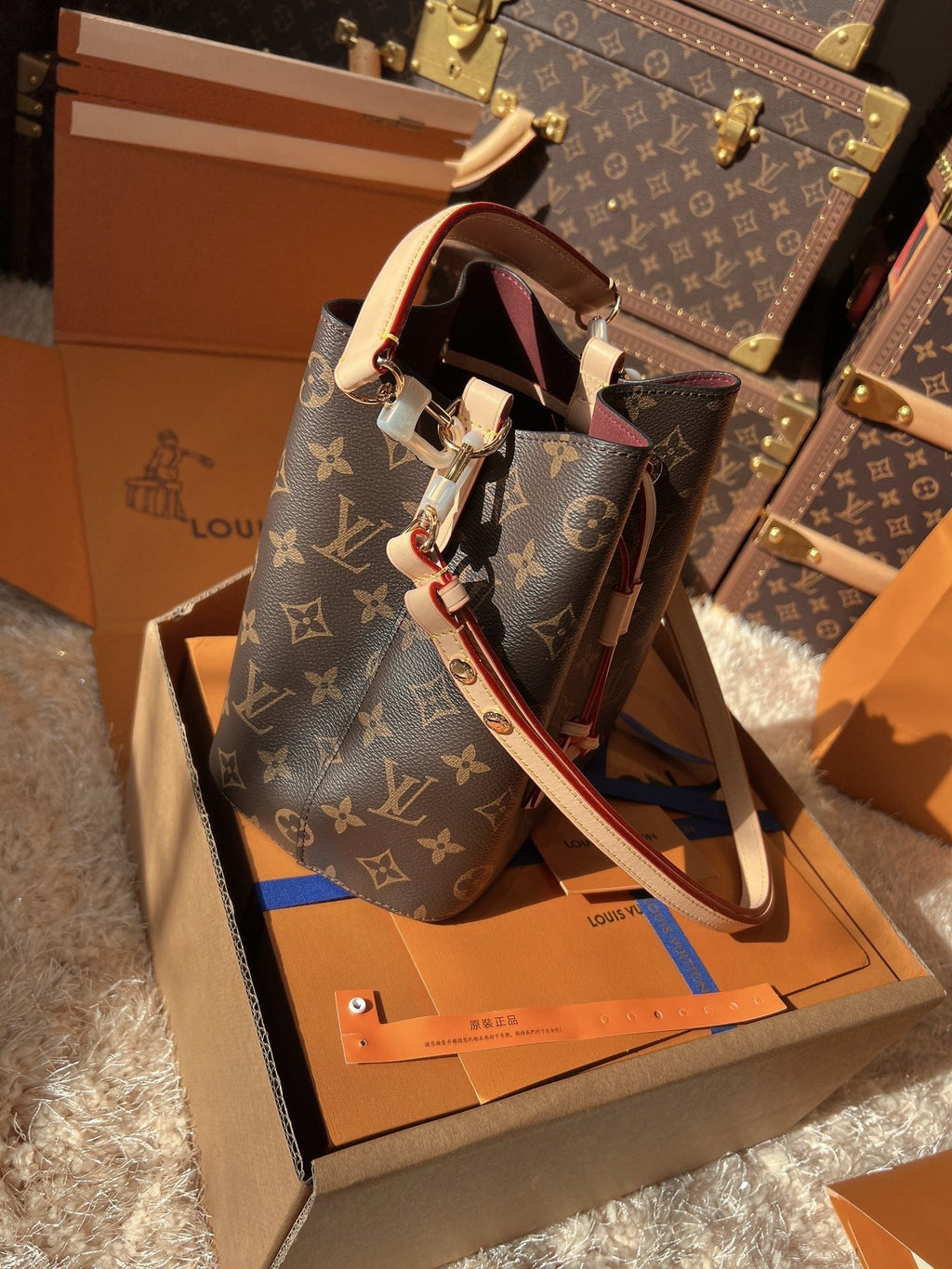 LV NeoNoé Monogram Canvas Bucket Bag with Leather Trim and Shoulder Strap (20 x 21 x 13) cm