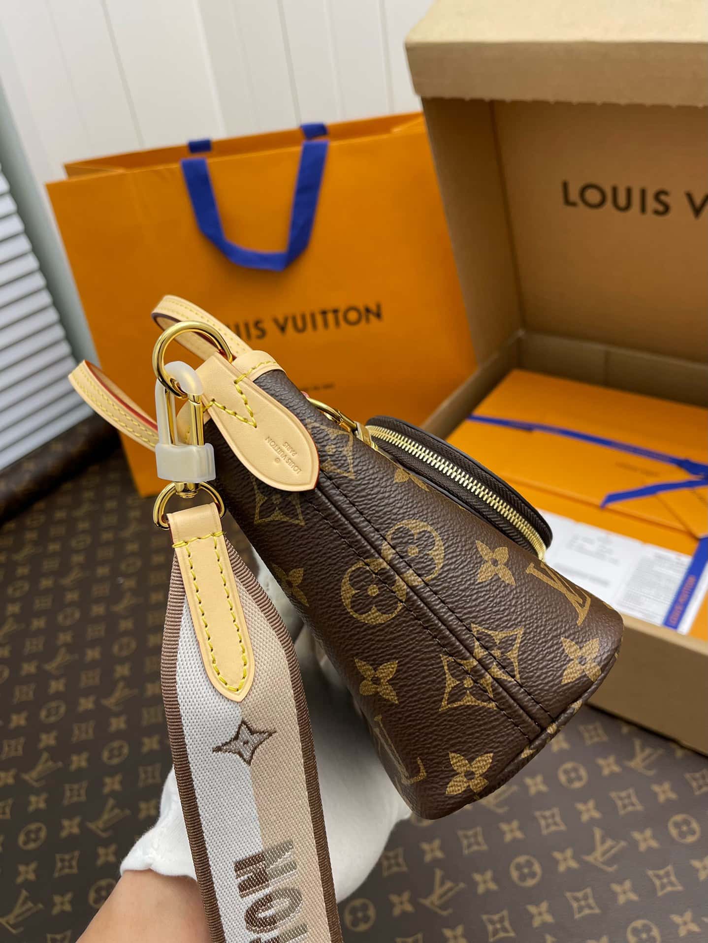 LV Neverfull MM Monogram Canvas Tote Shoulder Bag with Leather Trim and Pouch