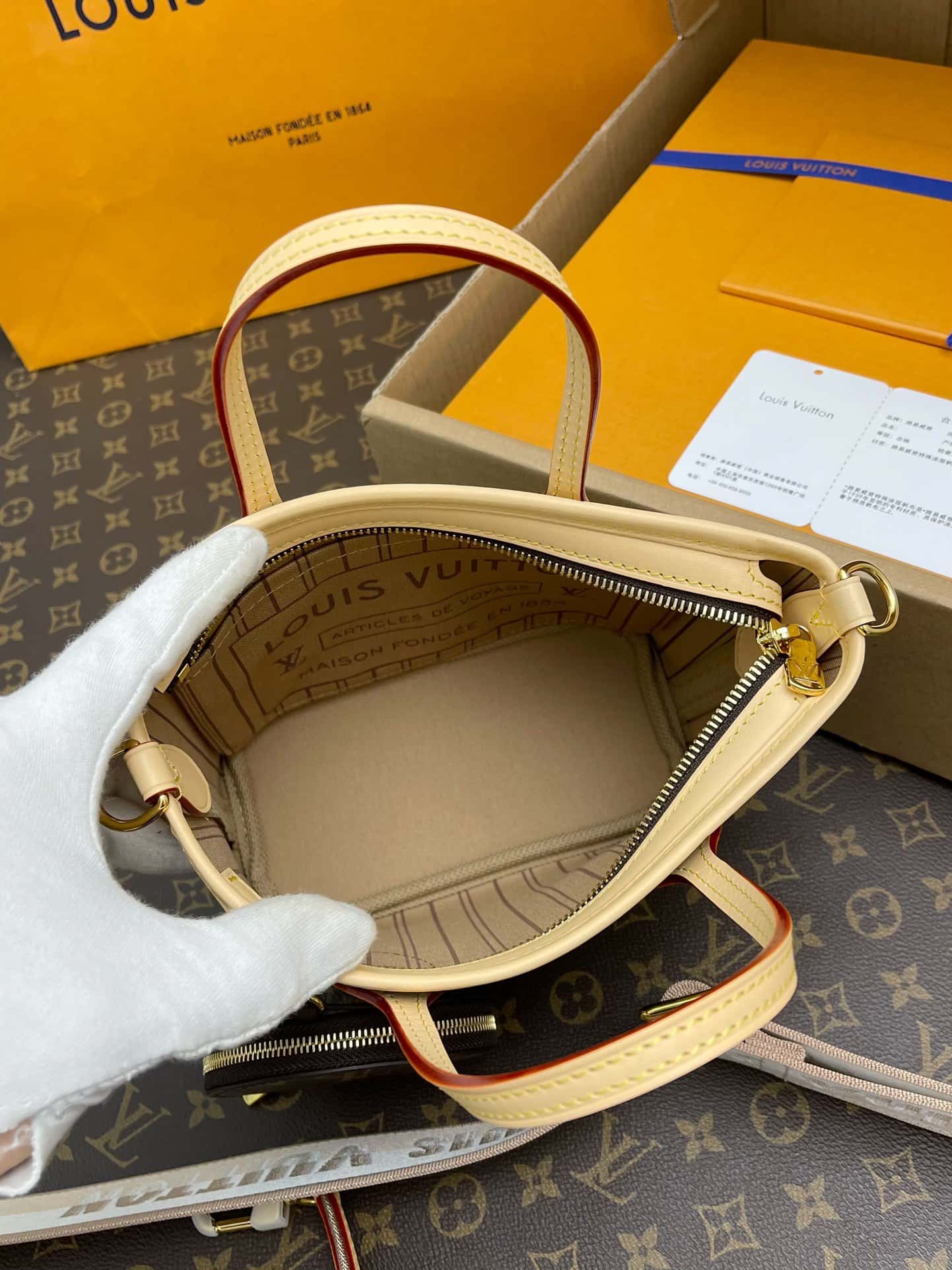 LV Neverfull MM Monogram Canvas Tote Shoulder Bag with Leather Trim and Pouch